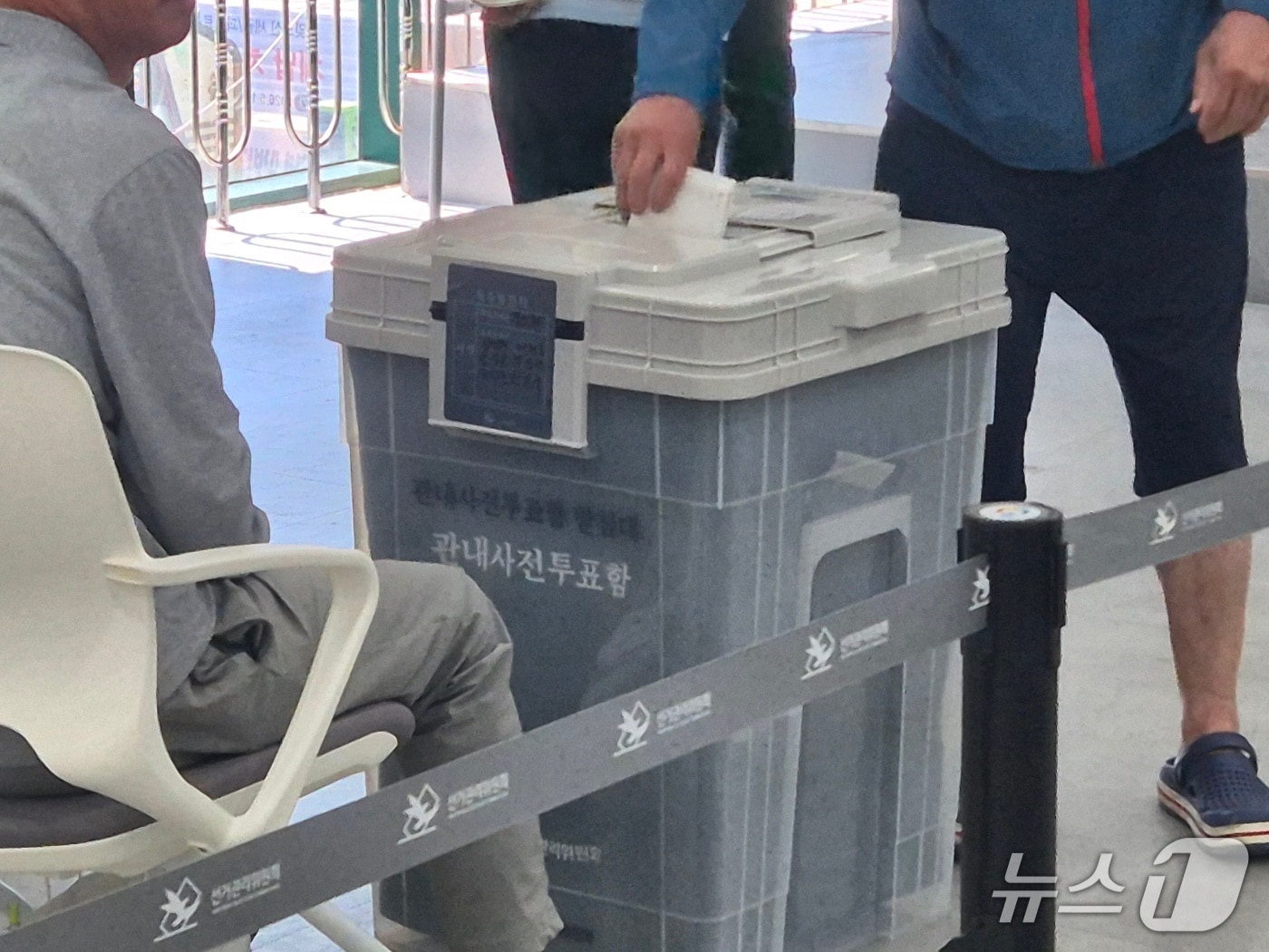 제9회 전국동시지방선거 사전투표 첫날인 29일 오전 강원 강릉시 교1동 주민센터 2층에 마련된 사전투표소에서 투표를 마치고 나온 유권자가 관내사전투표함에 소중한 한표를 행사하고 있다. 2026.5.29/뉴스1 윤왕근 기자