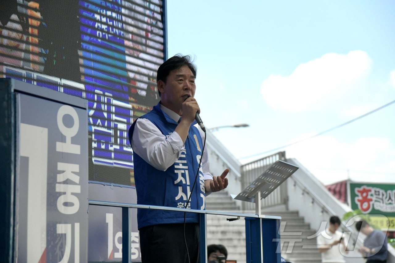더불어민주당 오중기 경북도지사 후보는 29일 유튜브 방송과 경산·청도 현장 유세를 이어가며 오중기 "경북 미래 위해 압도적 지지해달라" 호소하고 있다.