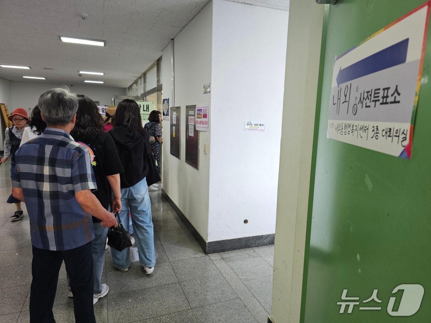 6·3 지방선거 사전투표 첫날인 29일. 낮 12시쯤 김해시 내외동 사전 투표소를 찾은 시민들이 차례를 기다리고 있다. 2026.5.29 ⓒ 뉴스1 박민석 기자