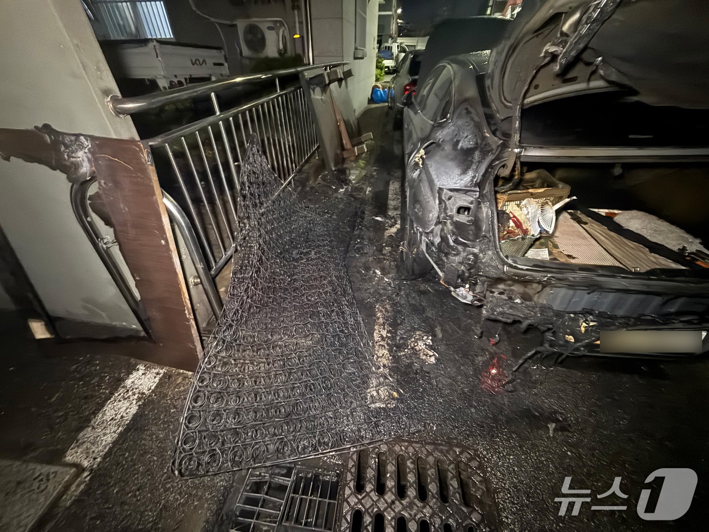 지난 17일 오전 1시 56분쯤 광주 북구 운암동의 한 골목에서 매트리스에 붙은 불이 승용차로 번져 소방당국이 화재를 진화하고 있다.(광주 북부소방서 제공. 재판매 및 DB 금지)