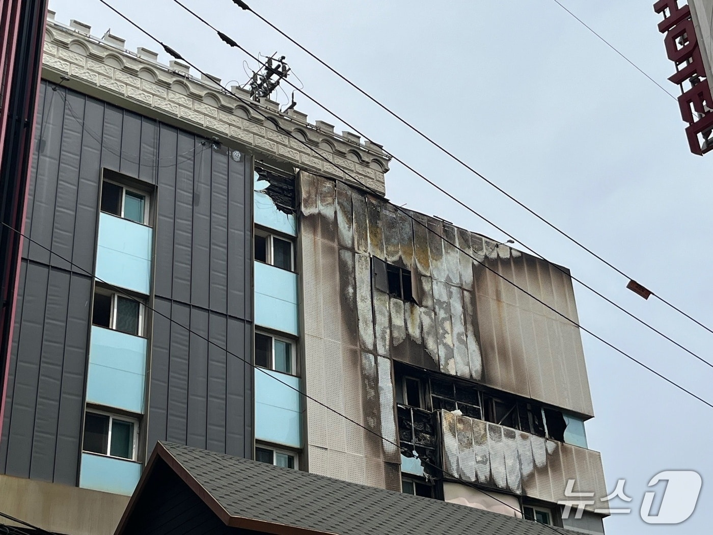 화재가 난 호텔 외벽.(부산소방재난본부 제공. 재판매 및 DB금지)