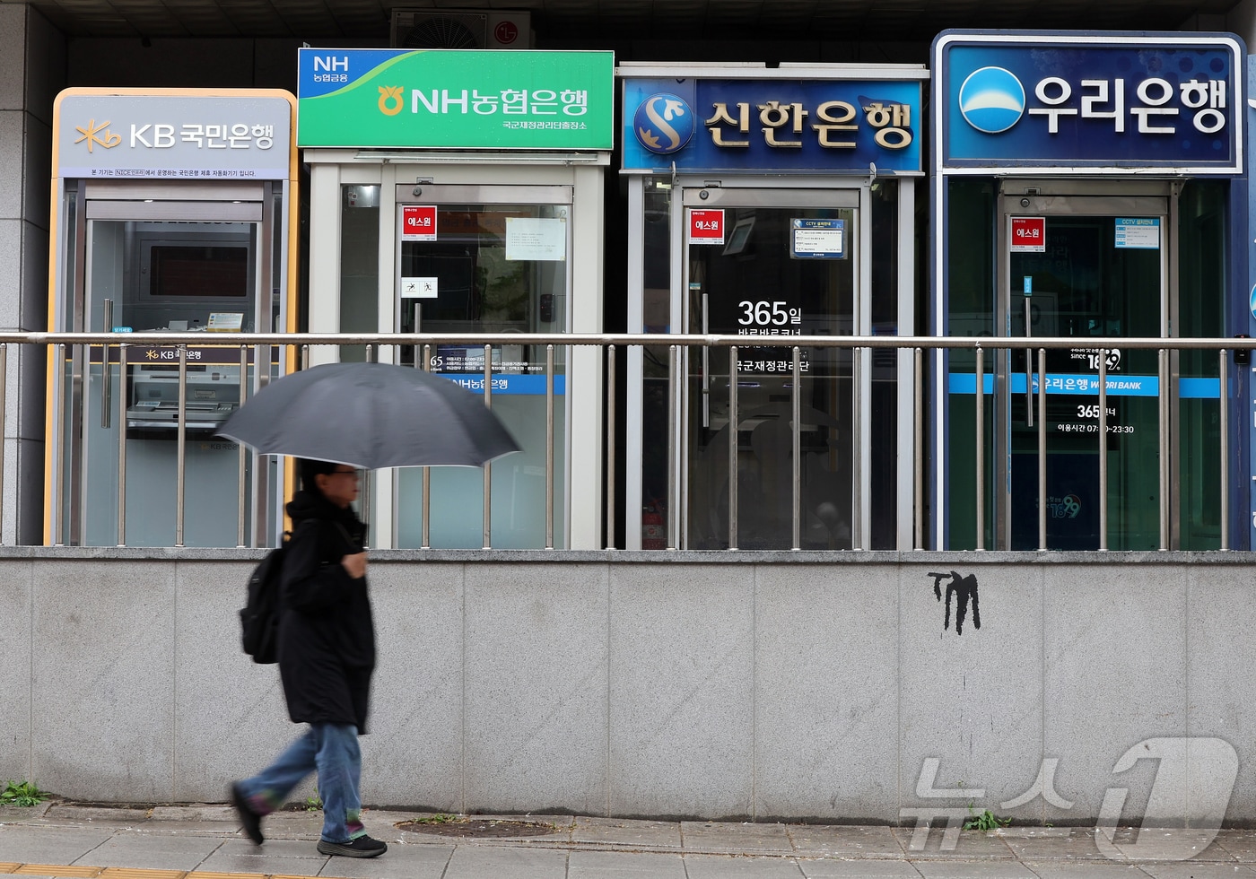 '삼전닉스' 미끄러지는데 이곳은 상한가...'증시 피난처' 어디 - 뉴스 썸네일 이미지