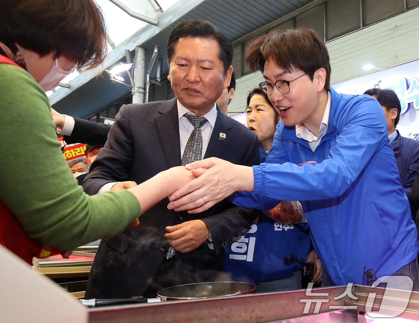 정청래 더불어민주당 대표와 부산 북갑 국회의원 보궐선거에 출마하는 하정우 전 청와대 AI미래기획수석이 3일 부산 북구 구포시장을 찾아 상인들과 인사를 나누고 있다. 2026.5.3 ⓒ 뉴스1 윤일지 기자
