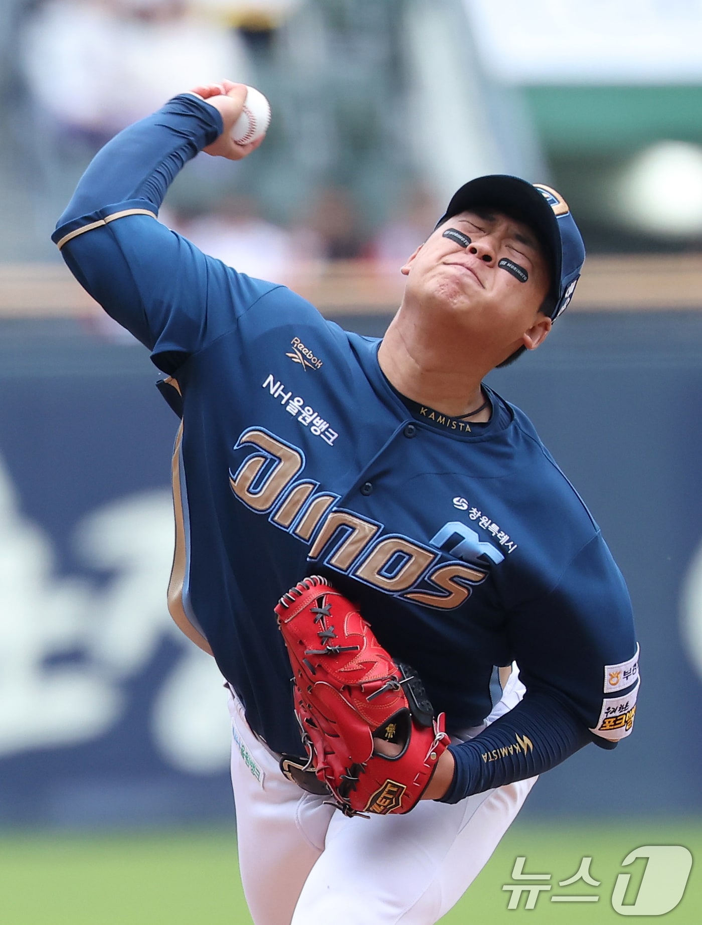 NC선발 신민혁이 3일 서울 송파구 잠실야구장에서 열린 '2026 신한 SOL KBO리그' NC 다이노스와 LG 트윈스의 경기에서 역투하고 있다. 2026.5.3 ⓒ 뉴스1 김성진 기자
