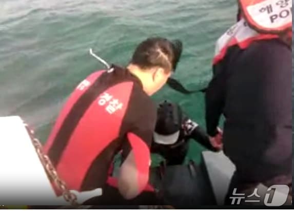울산해양경찰서가 2일 오후 울산 울주군 명선도 인근에서 표류한 시민을 구하고 있다.(울산해양경찰서 제공. 재판매 및 DB금지)/뉴스1