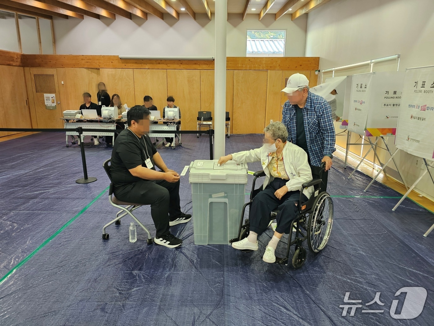 30일 진주시 명석면사무소 사전투표소에서 하복선씨(92)가 투표함에 투표용지를 넣고 있다. 2026.5.30/뉴스1 한송학기자