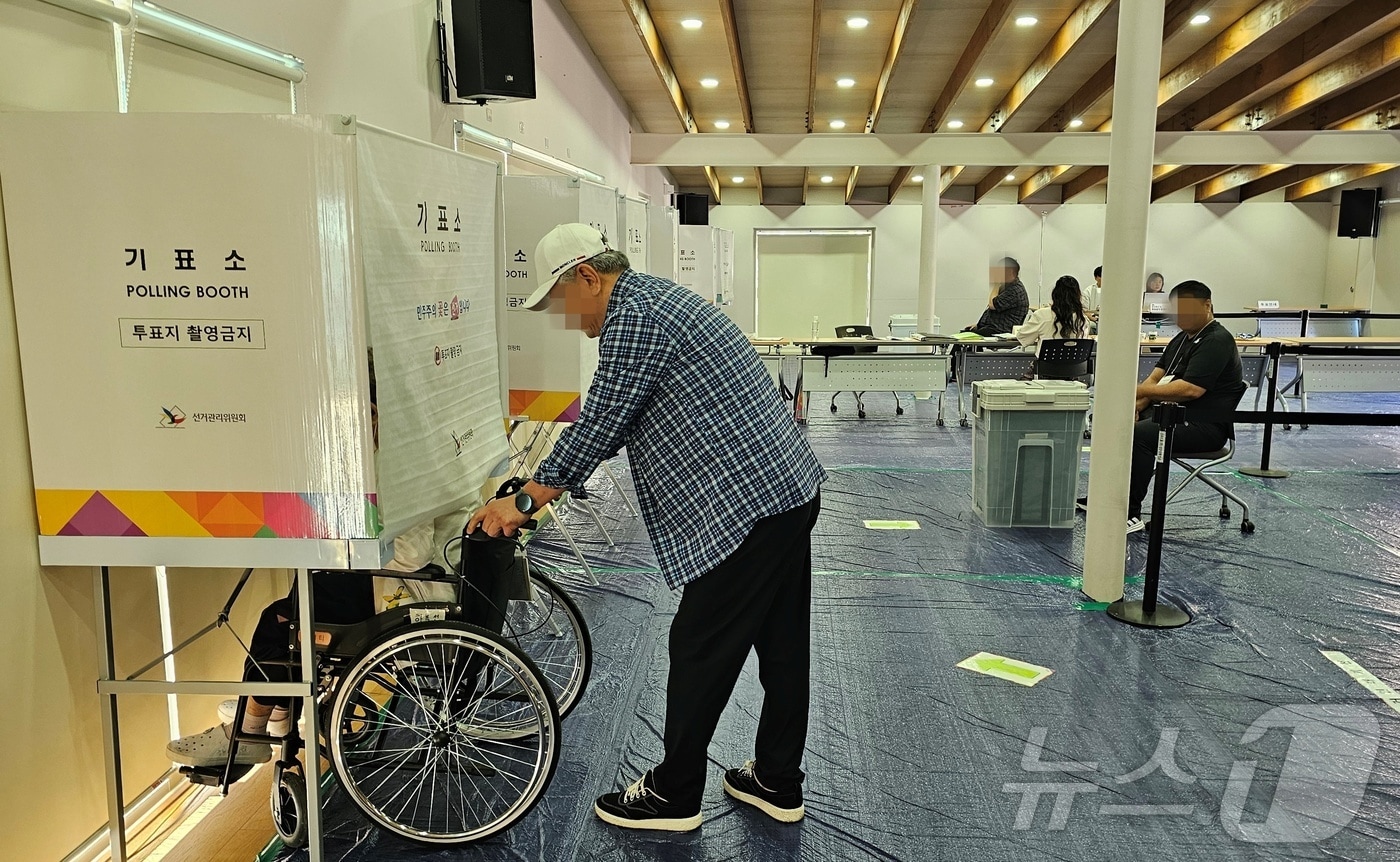 제9회 전국동시지방선거 사전 투표 이틑날인 30일 경남 진주시 명석면사무소 사전투표소에 하복선 씨(92)가 휠체어를 타고 소중한 한표를 행사하고 있다. 2026.5.30 ⓒ 뉴스1 한송학 기자