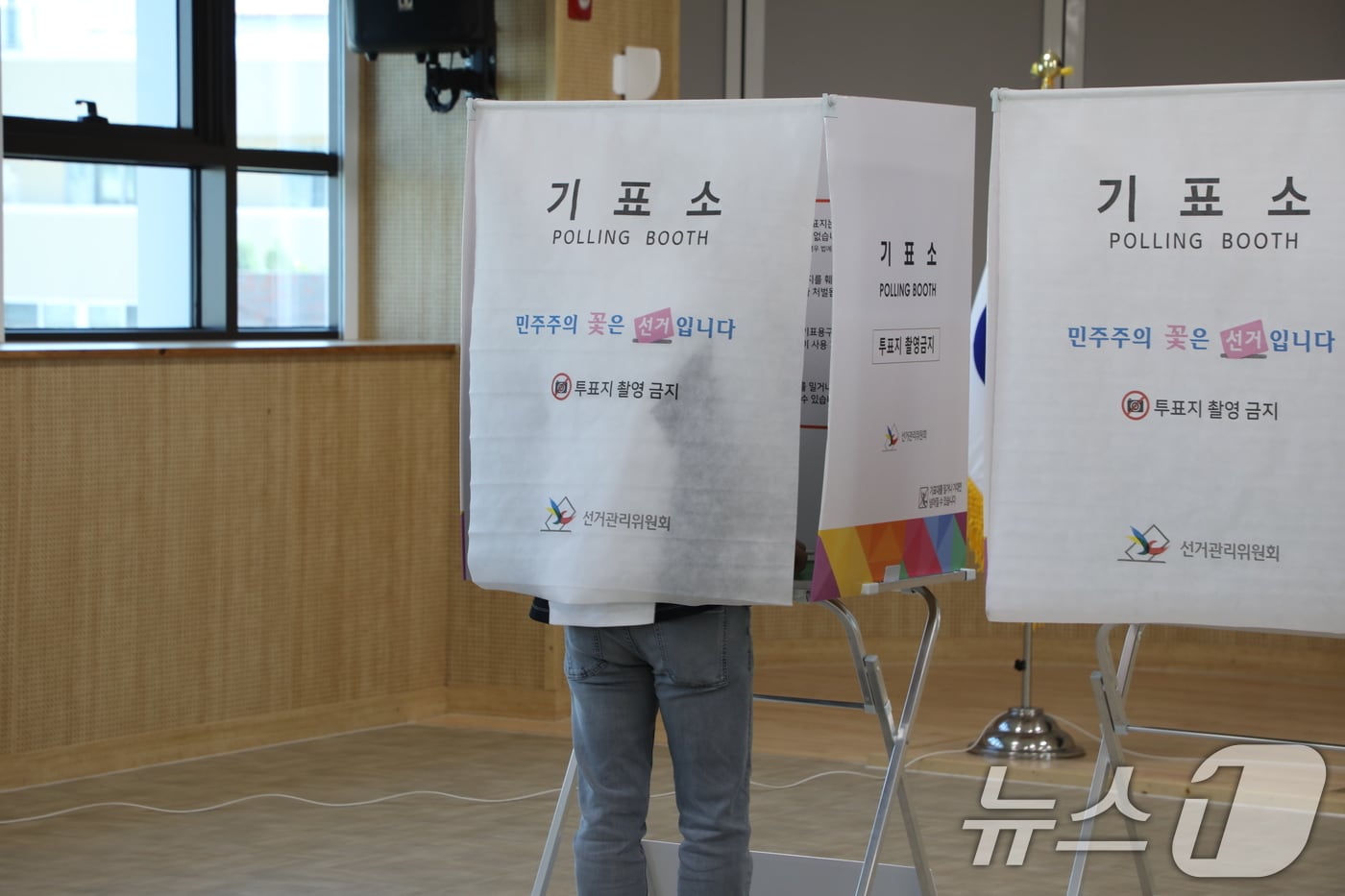제9회 전국동시지방선거 사전투표 이튿날이자 마지막 날인 30일 오전 8시 광주 서구 농성2동 공공복합청사에 마련된 사전투표소에서 유권자들이 투표하고 있다. 2026.5.30 ⓒ 뉴스1 이수민 기자