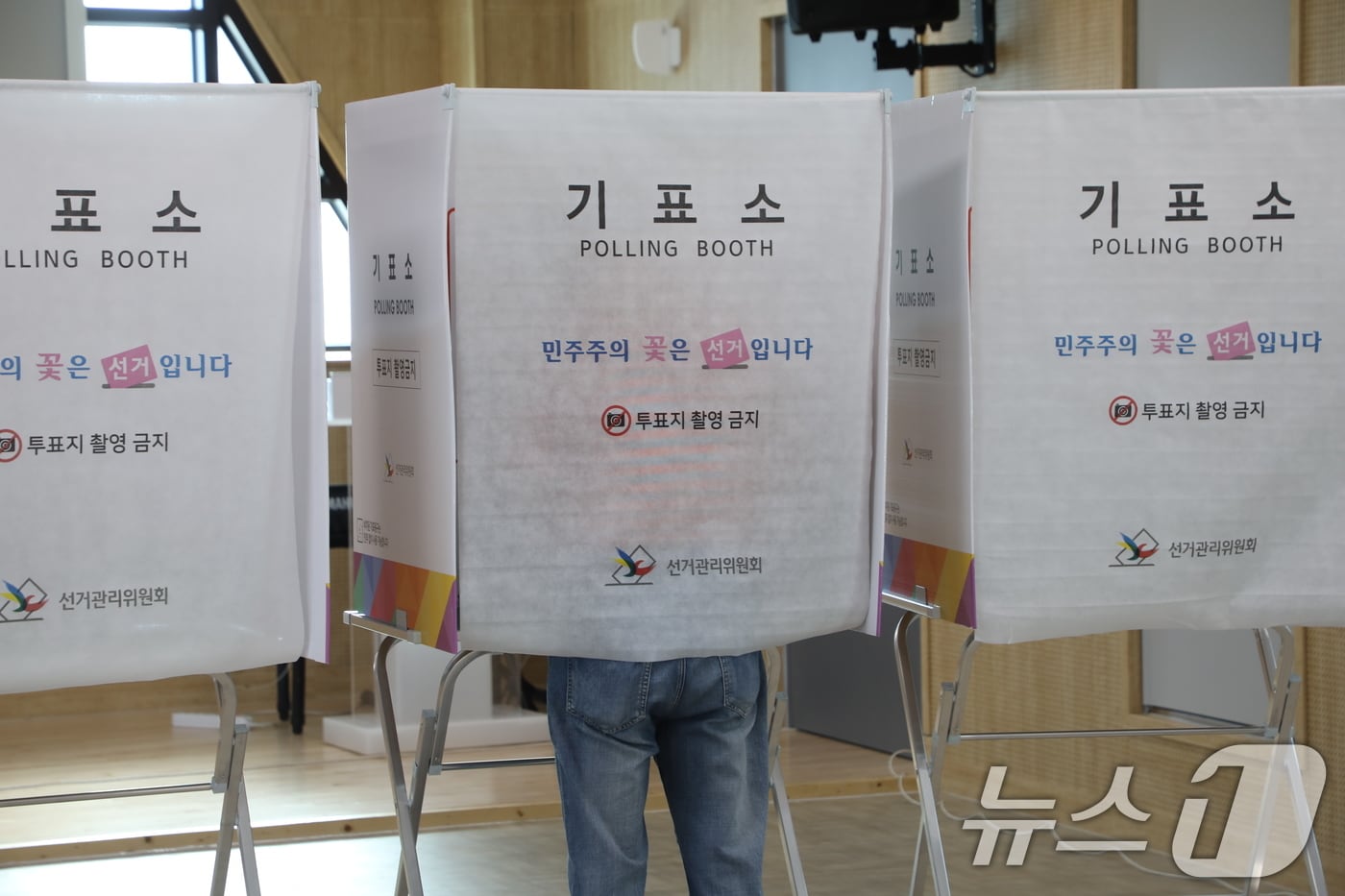 제9회 전국동시지방선거 사전투표 이튿날이자 마지막 날인 30일 오전 8시 광주 서구 농성2동 공공복합청사에 마련된 사전투표소에서 유권자들이 투표하고 있다. 2026.5.30 ⓒ 뉴스1 이수민 기자