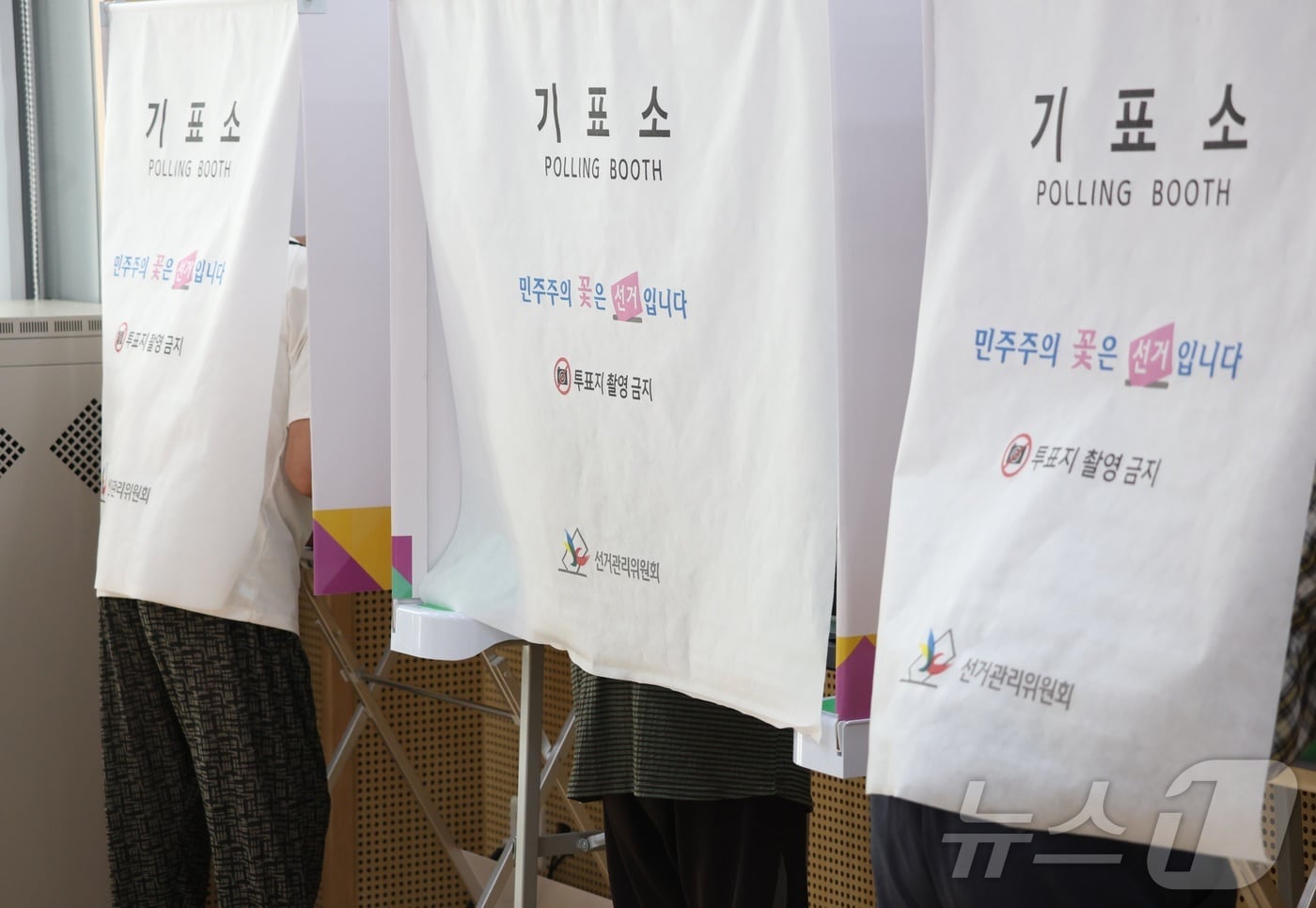제9회 전국동시지방선거 사전투표 둘째 날인 30일 전북 완주군 삼례읍행정복지센터에 마련된 사전투표를 찾은 유권자들이 사전투표를 하고 있다. 2026.5.30 ⓒ 뉴스1 유경석 기자