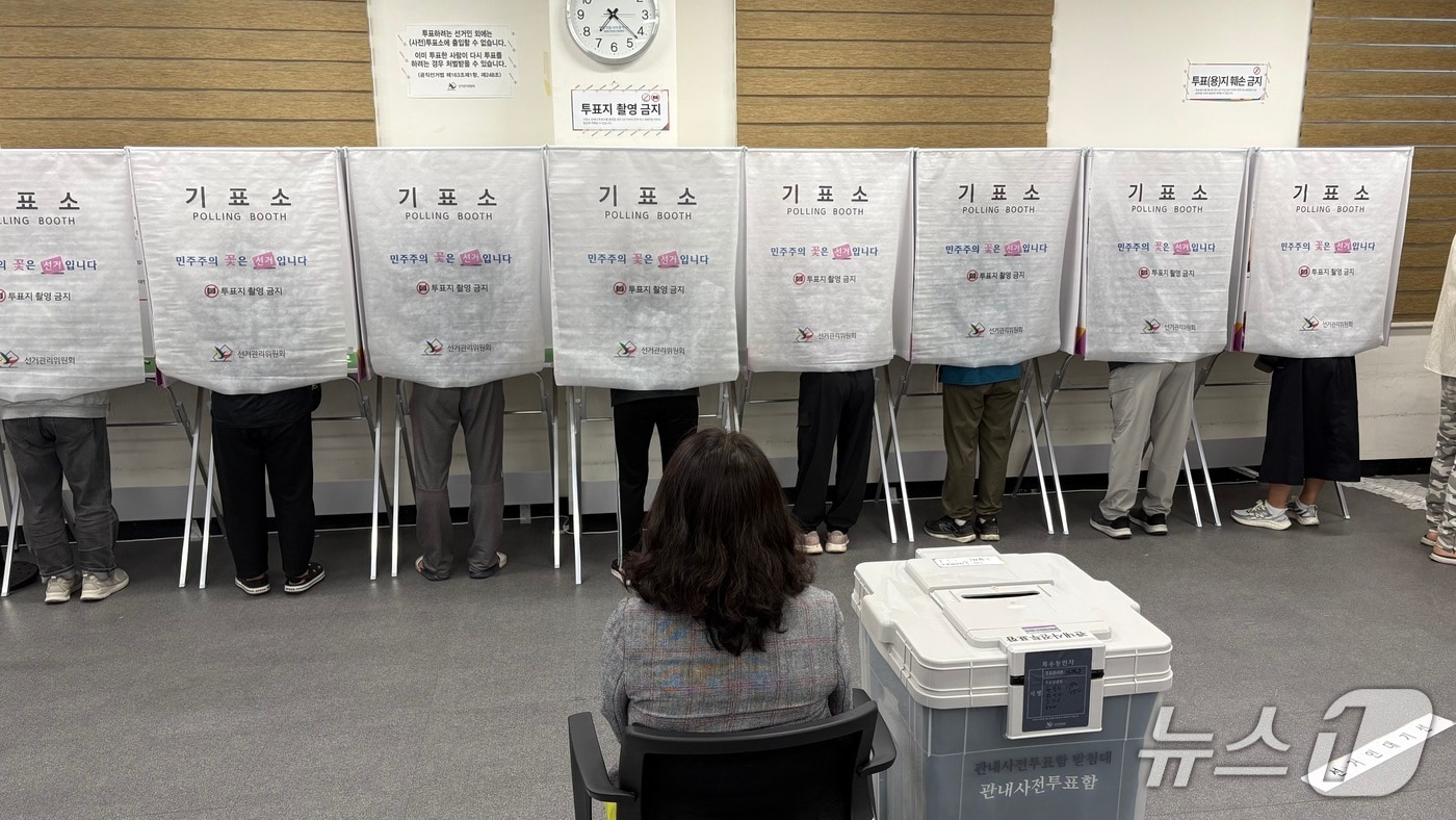 6·3 지방선거 사전투표 마지막날인 30일 창원시 사파동 사전투표소에 마련된 기표소에서 유권자들이 투표하고 있다. 2026.5.30 ⓒ 뉴스1 강정태 기자