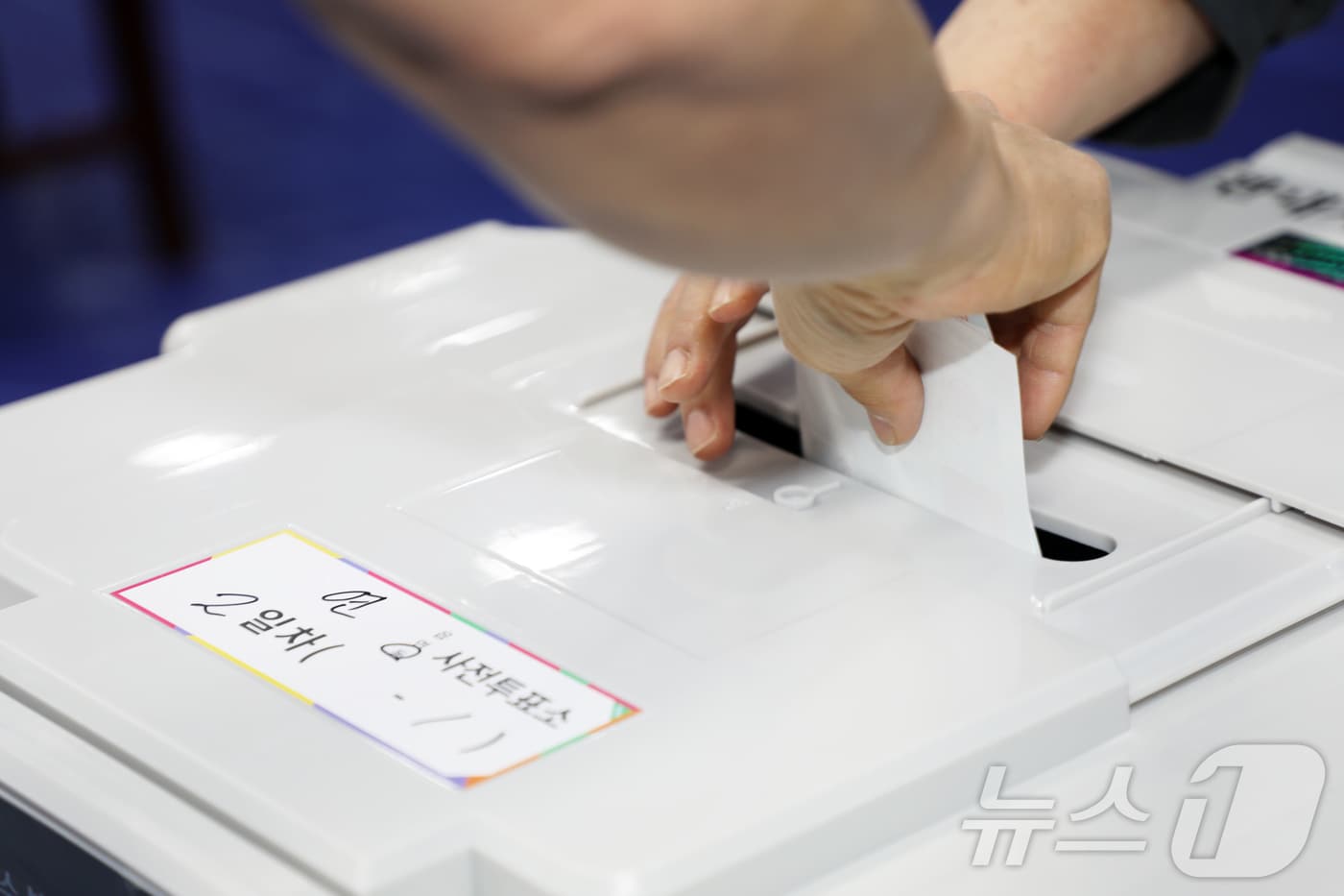제9회 전국동시지방선거 사전투표 둘째 날인 30일 오전 제주도의회 의원회관 1층 대회의실에 마련된 제주시 연동 사전투표소에서 한 유권자가 투표하고 있다. ⓒ 뉴스1 오미란 기자