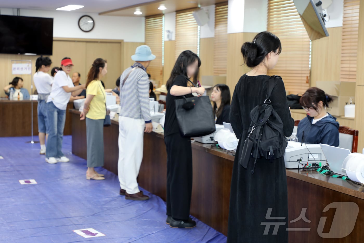 제9회 전국동시지방선거 사전투표 둘째 날인 30일 오전 제주도의회 의원회관 1층 대회의실에 마련된 제주시 연동 사전투표소에 유권자들의 발길이 이어지고 있다. ⓒ 뉴스1 오미란 기자