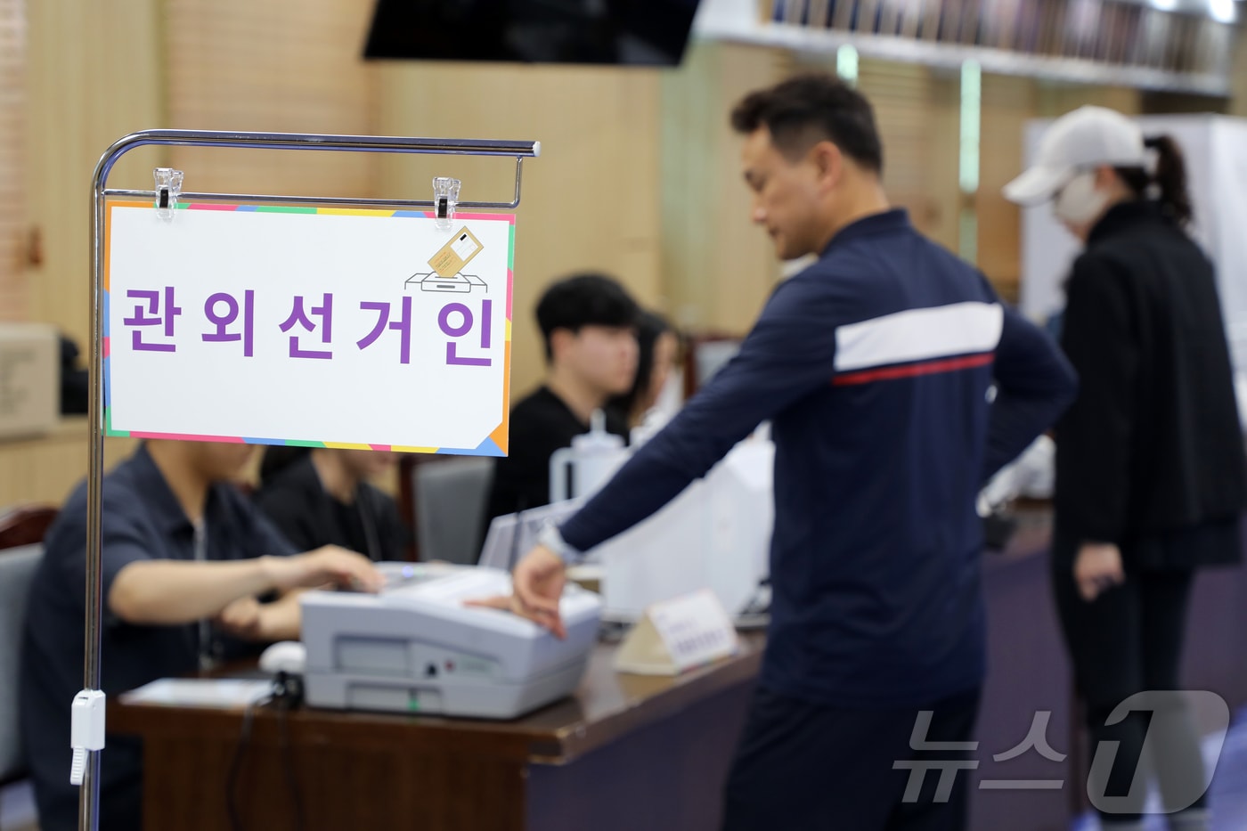제9회 전국동시지방선거 사전투표 둘째 날인 30일 오전 제주도의회 의원회관 1층 대회의실에 마련된 제주시 연동 사전투표소에 유권자들의 발길이 이어지고 있다. 2026.5.30 ⓒ 뉴스1 오미란 기자