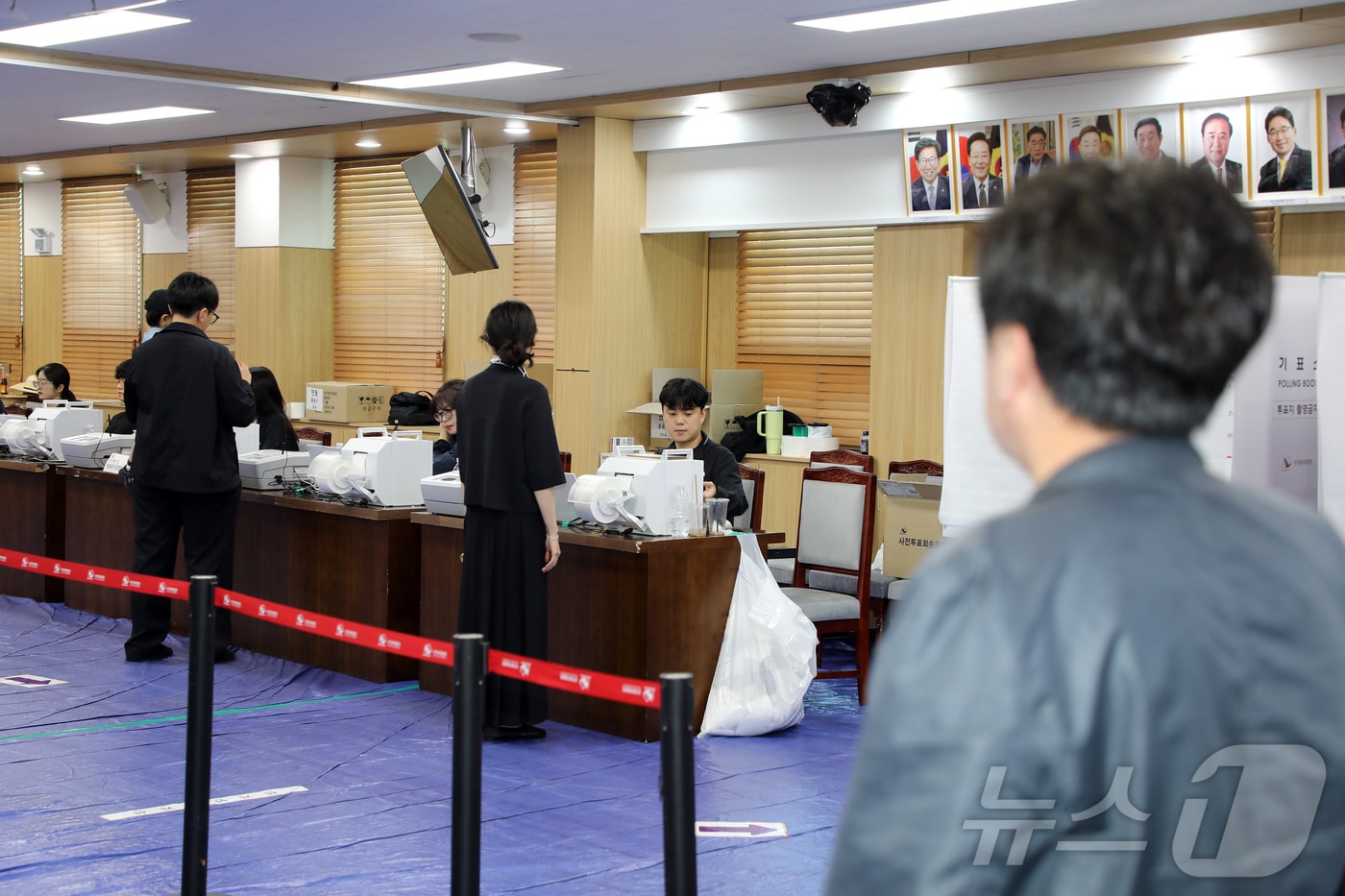 제9회 전국동시지방선거 사전투표 둘째 날인 30일 오전 제주도의회 의원회관 1층 대회의실에 마련된 제주시 연동 사전투표소에 유권자들의 발길이 이어지고 있다. ⓒ 뉴스1 오미란 기자