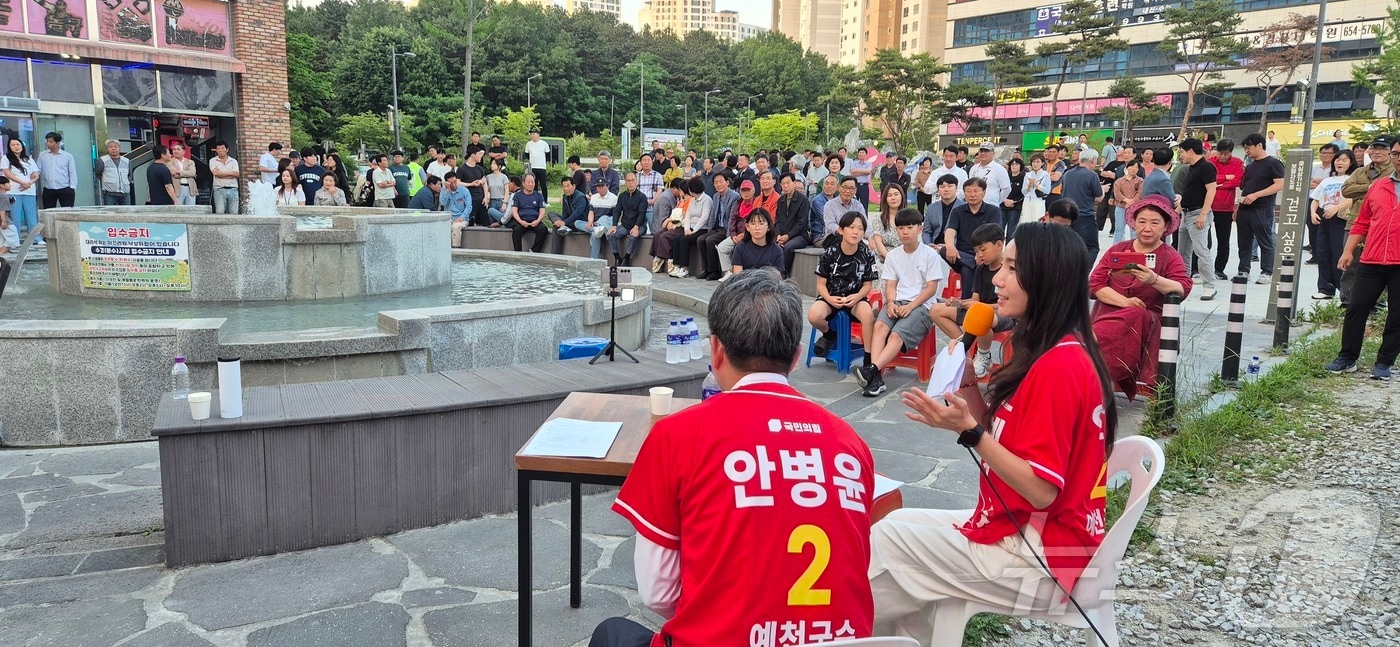 안병윤 국민의힘 예천군수 후보는 30일 용문면과 호명면에서 집중 유세를 열고 구도심 재생과 신도시 개발을 아우르는 '투트랙 발전 전략'을 제시했다. ⓒ 뉴스1 김대벽기자