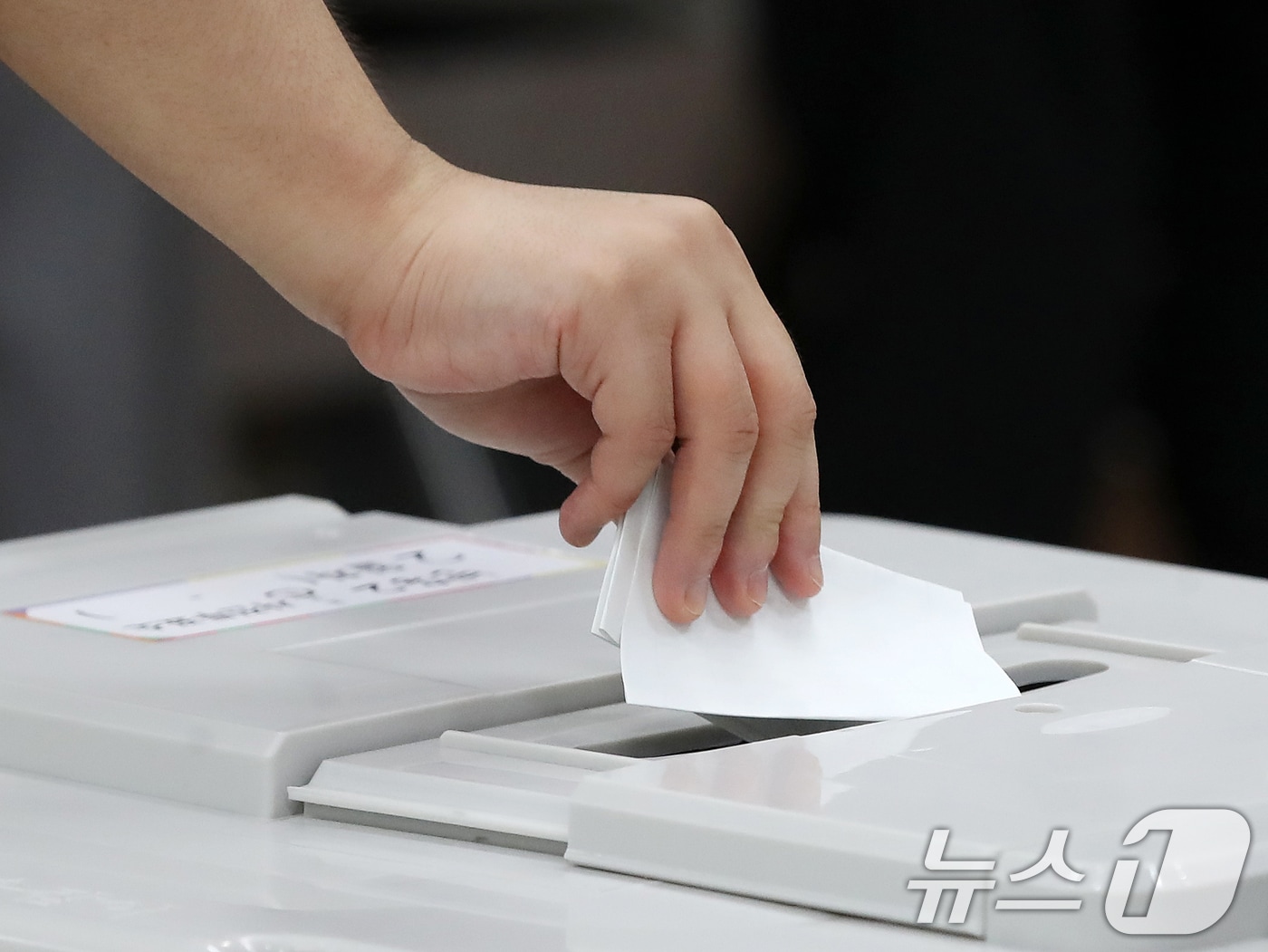 제9회 전국동시지방선거 및 국회의원 재보궐선거 사전투표 둘째 날인 30일 부산 해운대구 반송2동행정복지센터에 마련된 사전투표소에서 유권자들이 소중한 한 표를 행사하고 있다. ⓒ 뉴스1 윤일지 기자