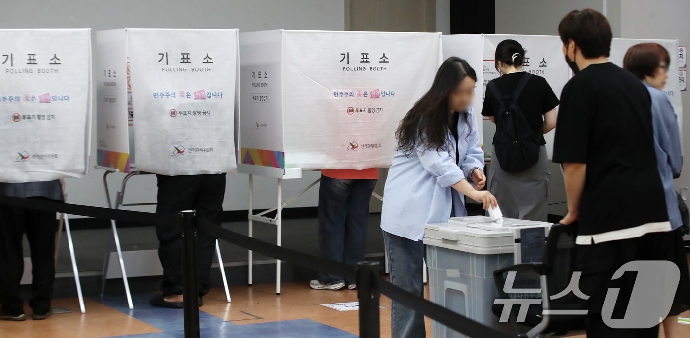 제9회 전국동시지방선거 및 국회의원 재보궐선거 사전투표 둘째 날인 30일 부산 해운대구 반송2동행정복지센터에 마련된 사전투표소에서 유권자들이 소중한 한 표를 행사하고 있다. 2026.5.30 ⓒ 뉴스1 윤일지 기자