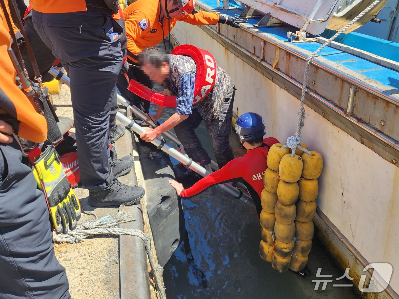 30일 오전 10시 23분쯤 부산 서구 남항 제빙공장 앞 해상에 빠진 50대 남성을 부산해경이 구조하는 모습. (부산 해경 제공. 재판매 및 DB금지)