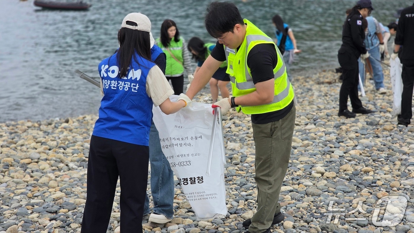 부산시설공단은 바다의 날을 맞아 29일 부산 영도구 동삼동 감지해변 일원에서 해양환경 정화 활동을 실시했다. (부산시설공단 제공. 재판매 및 DB금지)