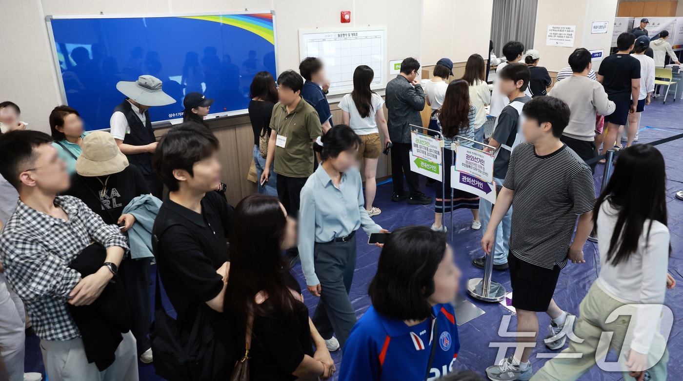 전국동시지방선거 사전투표 마지막 날인 30일 서울 성동구 공공복합청사에 마련된 사전투표소가 유권자들로 붐비고 있다. 2026.5.30 ⓒ 뉴스1 이호윤 기자