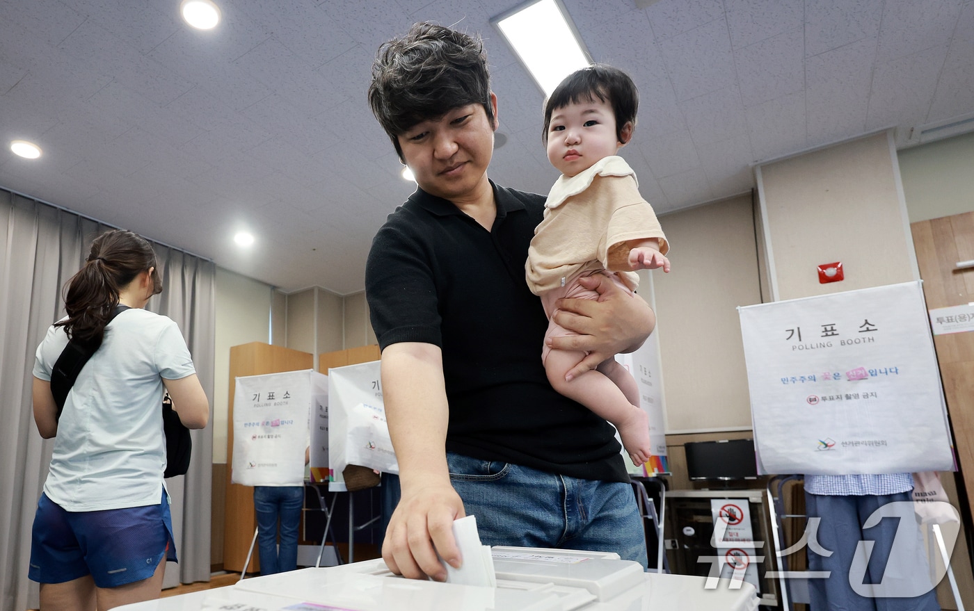 전국동시지방선거 사전투표 마지막 날인 30일 서울 성동구 공공복합청사에 마련된 사전투표소를 찾은 부녀가 투표를 하고 있다. ⓒ 뉴스1 이호윤 기자