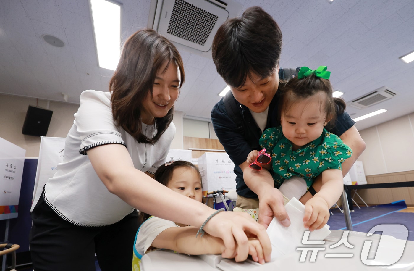 전국동시지방선거 사전투표 마지막 날인 30일 서울 성동구 공공복합청사에 마련된 사전투표소를 찾은 한 가족이 투표를 하고 있다. 2026.5.30 ⓒ 뉴스1 이호윤 기자