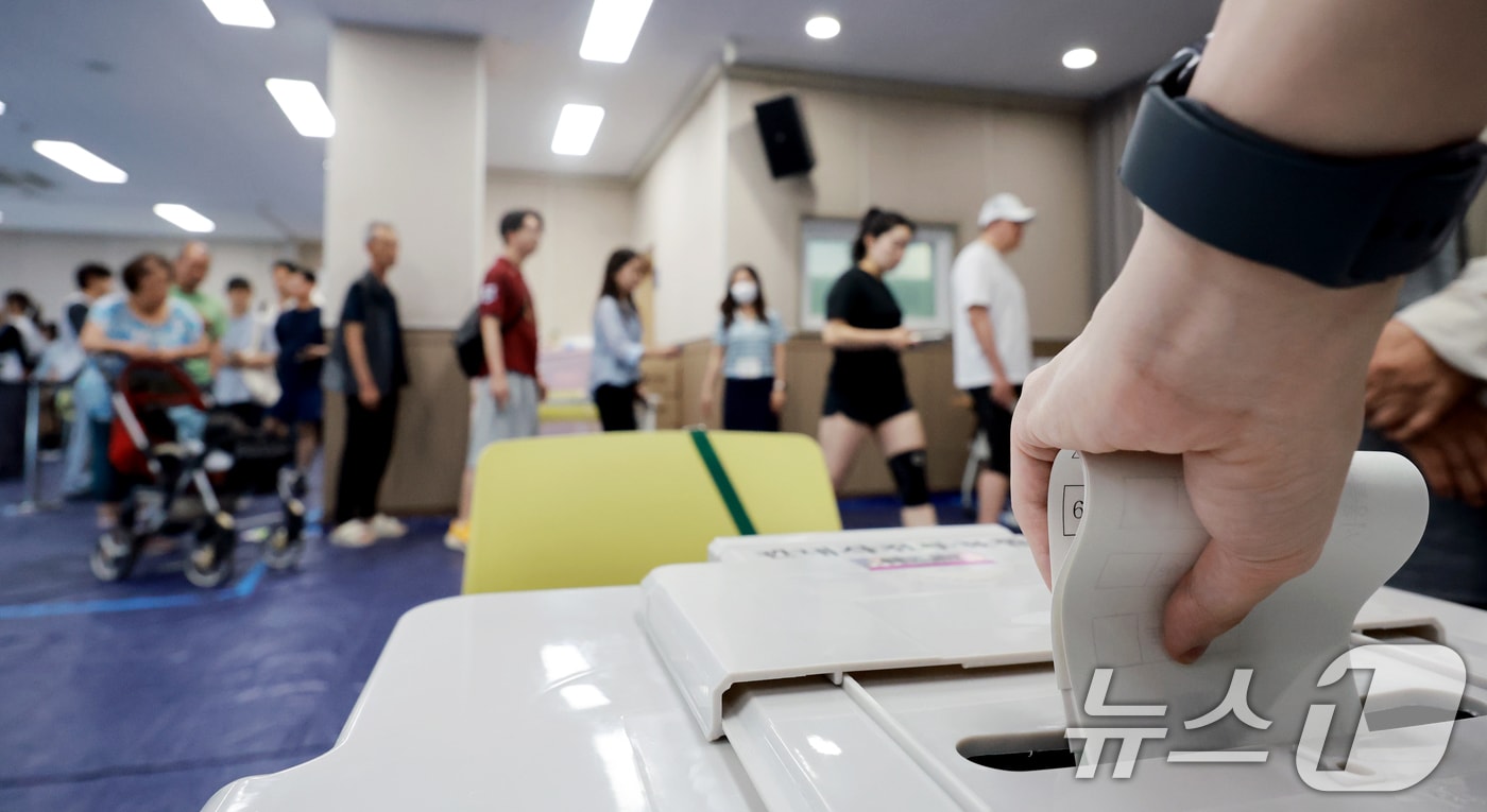 전국동시지방선거 사전투표 마지막 날인 30일 서울 성동구 공공복합청사에 마련된 사전투표소를 찾은 유권자들이 투표를 하고 있다. 2026.5.30 ⓒ 뉴스1 이호윤 기자