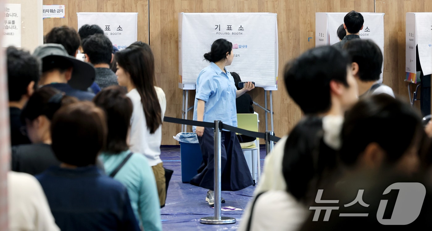 전국동시지방선거 사전투표 마지막 날인 30일 서울 성동구 공공복합청사에 마련된 사전투표소를 찾은 유권자들이 투표하기 위해 줄을 서고 있다. 2026.5.30 ⓒ 뉴스1 이호윤 기자