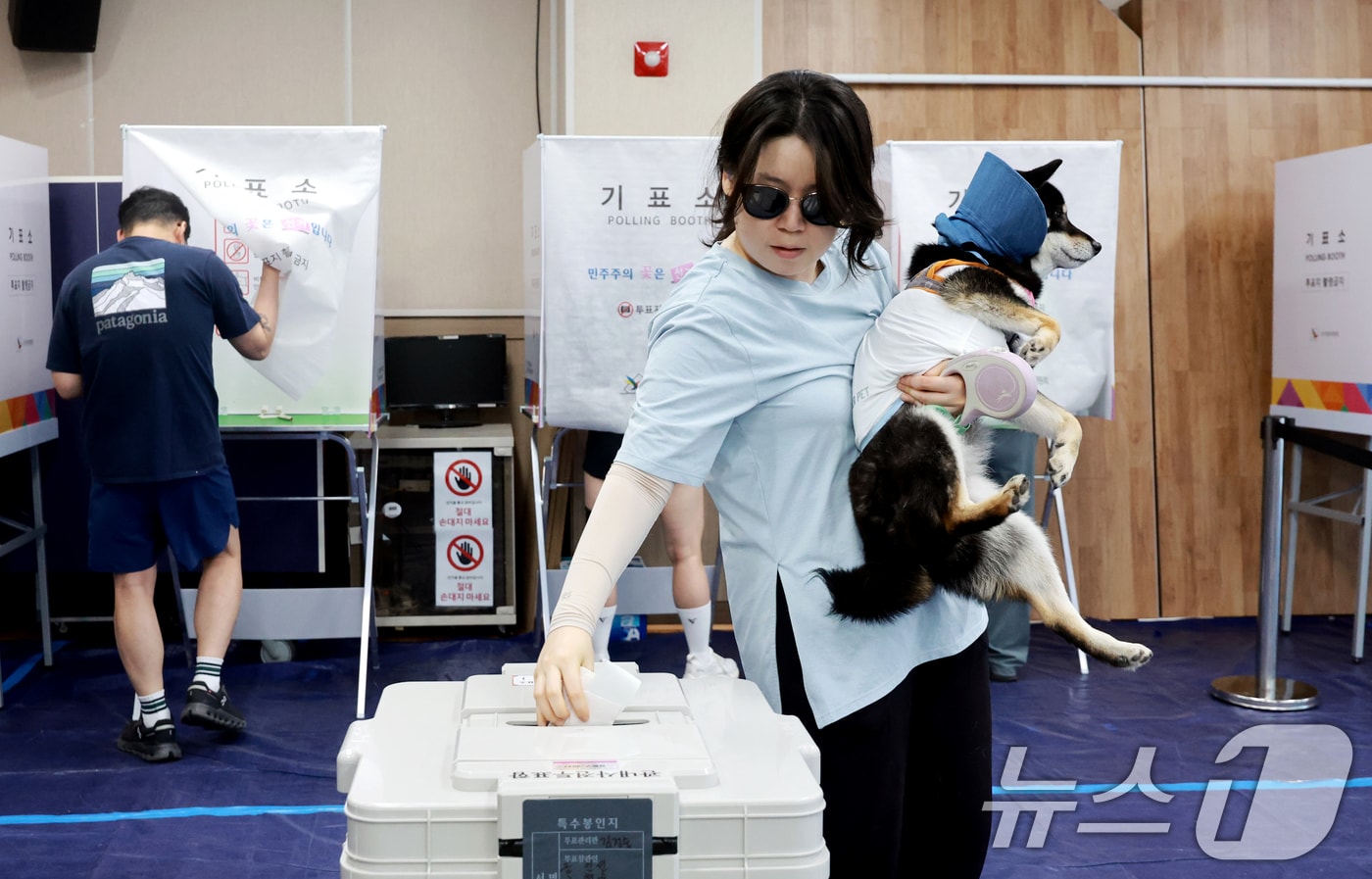 전국동시지방선거 사전투표 마지막 날인 30일 서울 성동구 공공복합청사에 마련된 사전투표소를 찾은 유권자가 반려견과 투표를 하고 있다. 2026.5.30 ⓒ 뉴스1 이호윤 기자