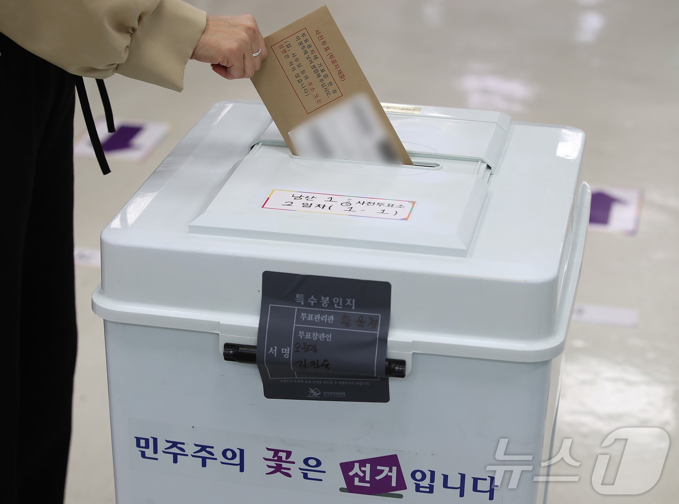 제9회 전국동시지방선거 둘째 날인 지난 30일 대구 중구 2.28민주운동기념회관에 마련된 남산1동 사전투표소에서 유권자들이 투표하고 있다. 2026.5.30 ⓒ 뉴스1 공정식 기자