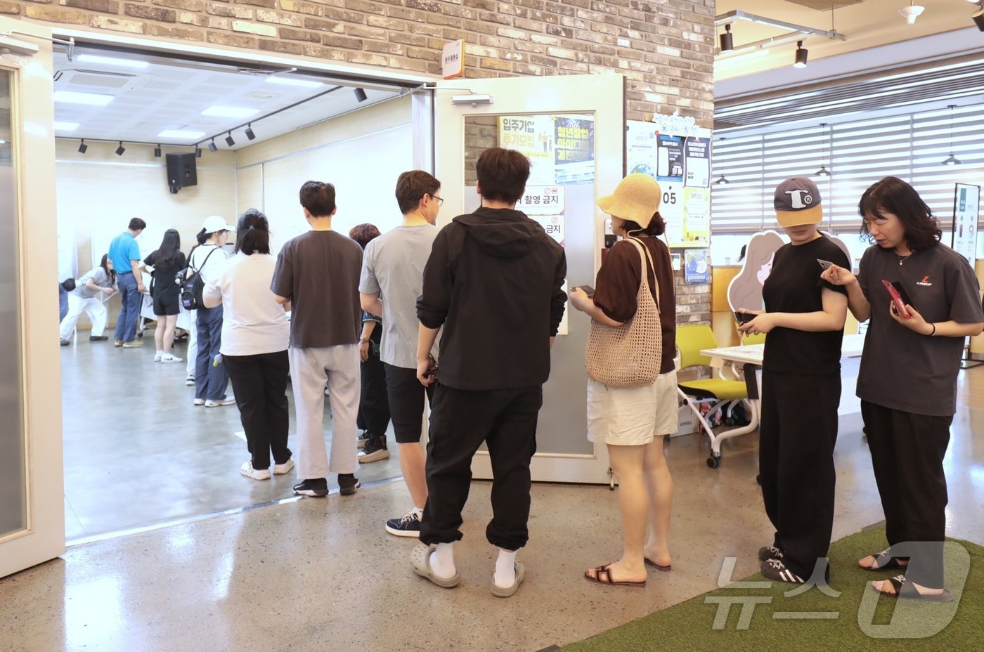 사전투표 마지막 날인 30일 울산 남구 차오름센터에 마련된 사전투표소에 유권자들의 줄이 이어지고 있다. 2026.5.30 ⓒ 뉴스1 김세은 기자