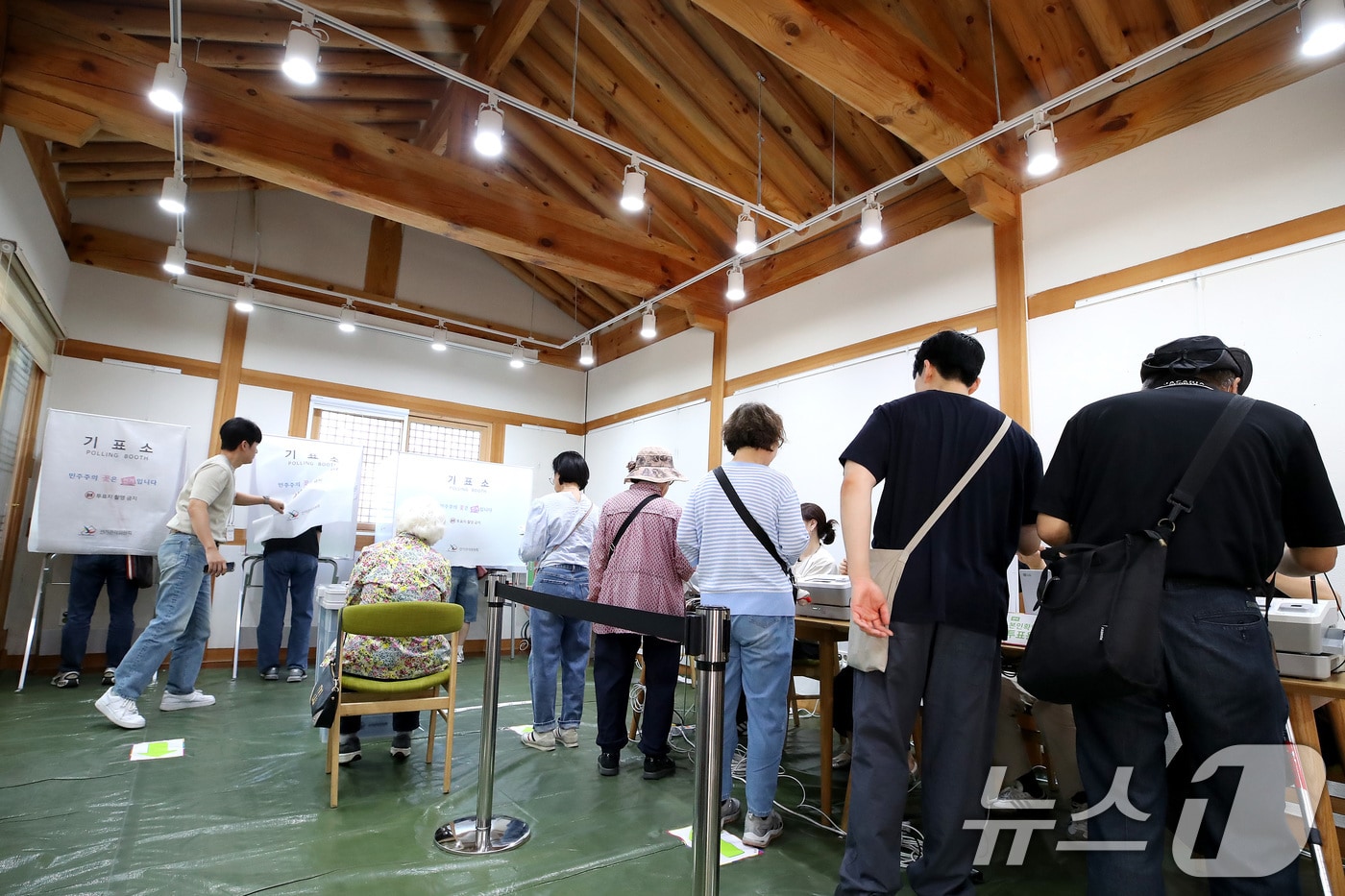 제9회 전국동시지방선거 사전투표 둘째 날인 30일 사전투표소에서 유권자들이 투표하고 있다. 2026.5.30 ⓒ 뉴스1 공정식 기자