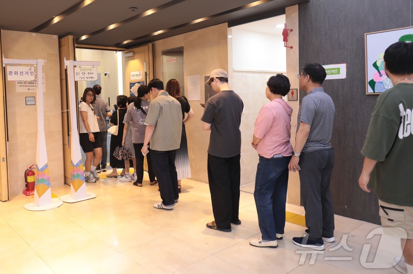 사전투표 마지막 날인 30일 울산 남구청 대강당에 마련된 사전투표소에 유권자들의 줄이 이어지고 있다. ⓒ 뉴스1 김세은 기자