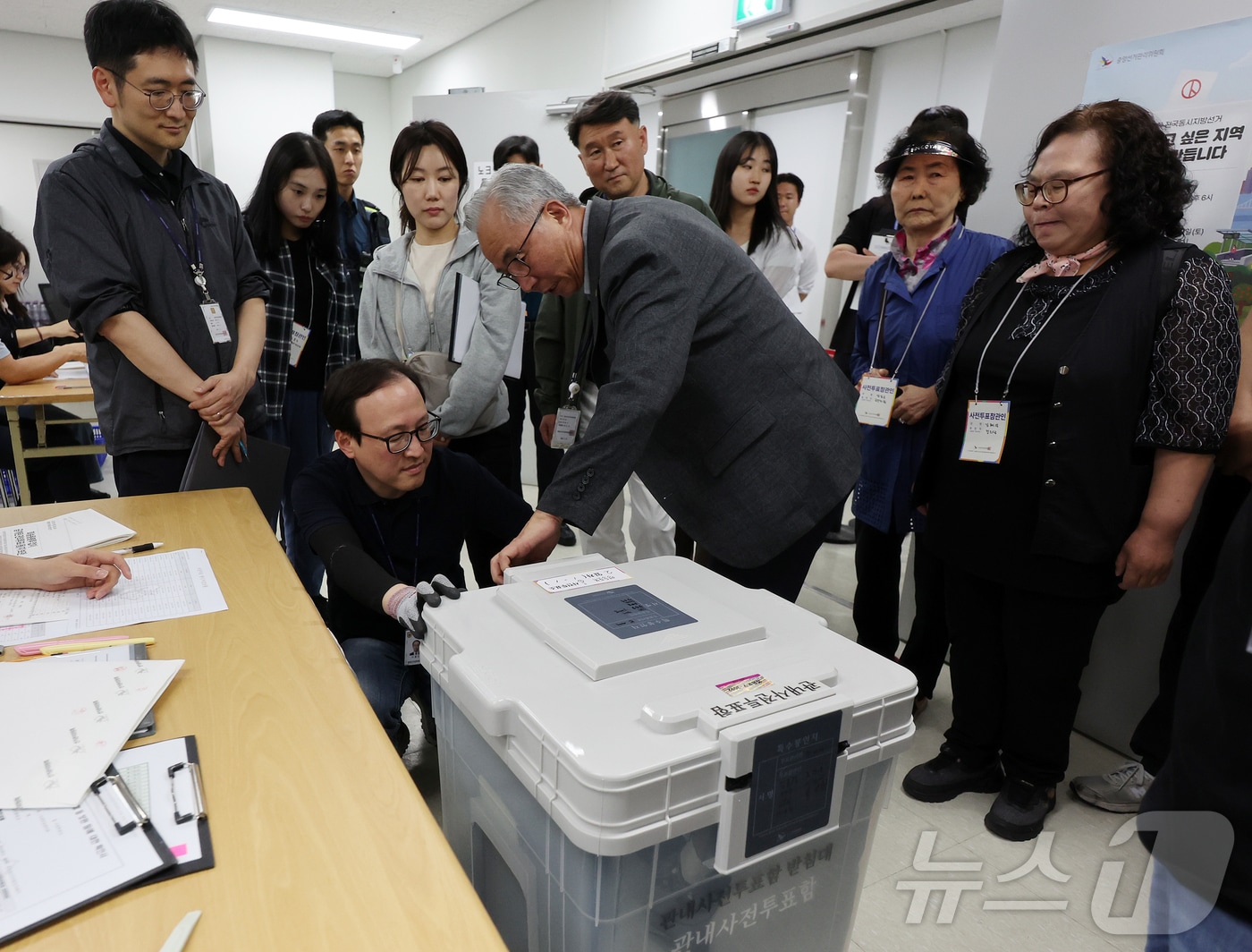 제9회 전국동시지방선거 사전투표가 종료된 30일 서울 영등포선거관리위원회에서 사전투표 참관인과 사무원이 6.3지방선거 관내사전투표함을 접수하고 있다. 2026.5.30 ⓒ 뉴스1 김진환 기자