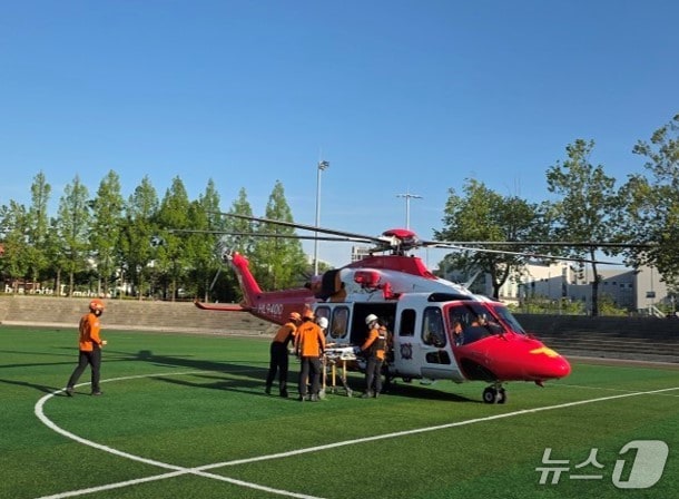 30일 오후 2시 38분께 전북 완주군 운주면 천등산에서 암벽 등반하던 40대가 8m 아래로 추락해 소방에 구조됐다.(전북소방본부 제공. 재판매 및 DB금지)