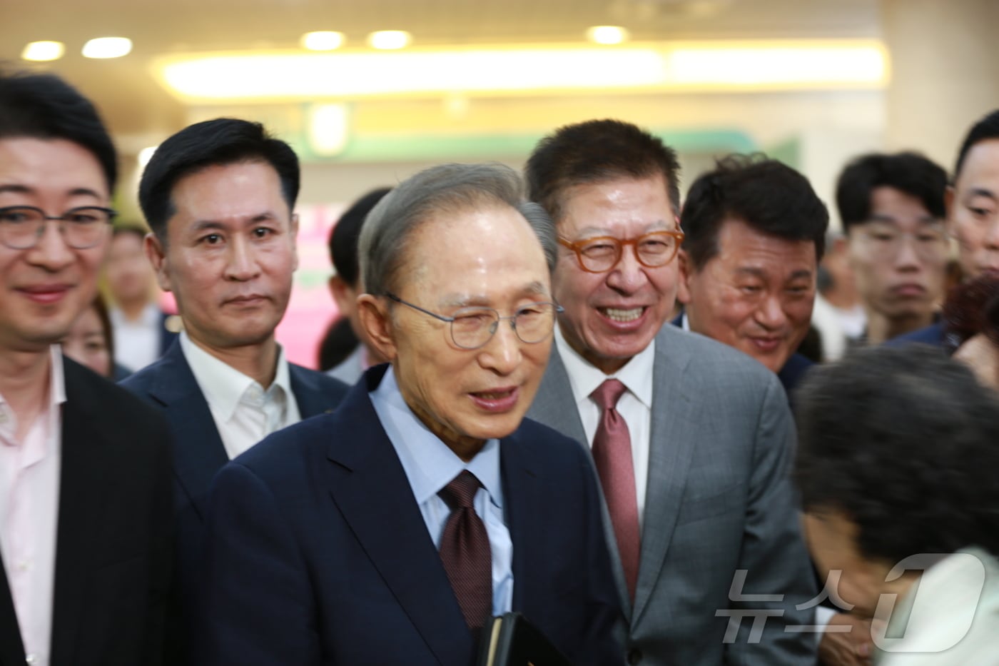 이명박 전 대통령이 31일 오전 부산 수영로교회를 찾아 박형준 부산시장 후보와 함께 예배 일정 등을 소화하기 위해 교회당으로 입장하고 있다. 2026.5.31 ⓒ 뉴스1 임순택 기자
