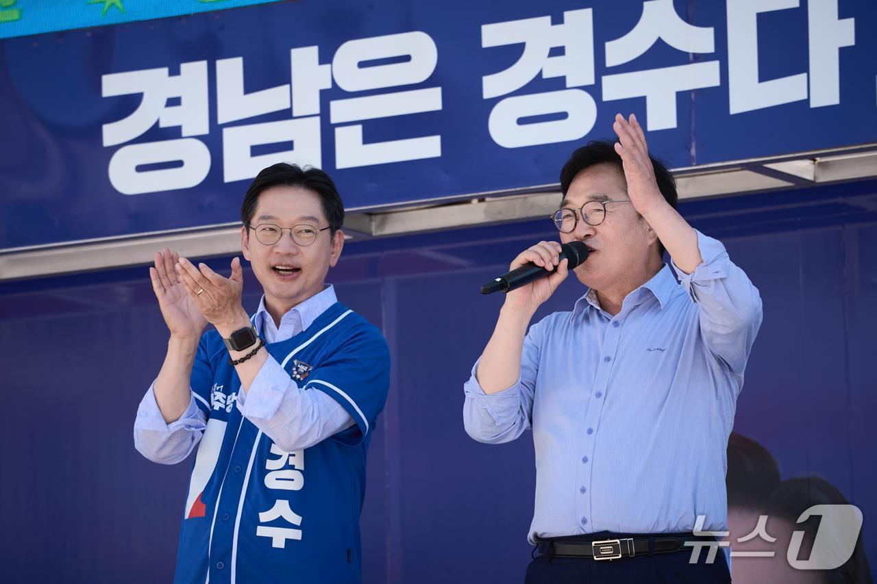 우원식 전 국회의장(오른쪽)이 31일 경남 창원NC파크에서 열린 김경수 더불어민주당 경남지사 후보의 유세장에서 김 후보 지지를 호소하고 있다.(김 후보 캠프 제공. 재판매 및 DB금지)
