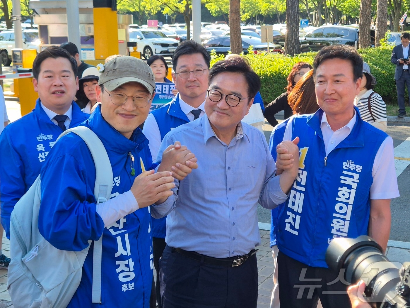 더불어민주당 우원식 전 국회의장이 31일 울산 남구 울산대공원 앞에서 김상욱 시장 후보와 전태진 남구갑 국회의원 후보의 손을 잡고 시민들에게 지지를 호소하고 있다. 2026.5.31 ⓒ 뉴스1 박정현 기자