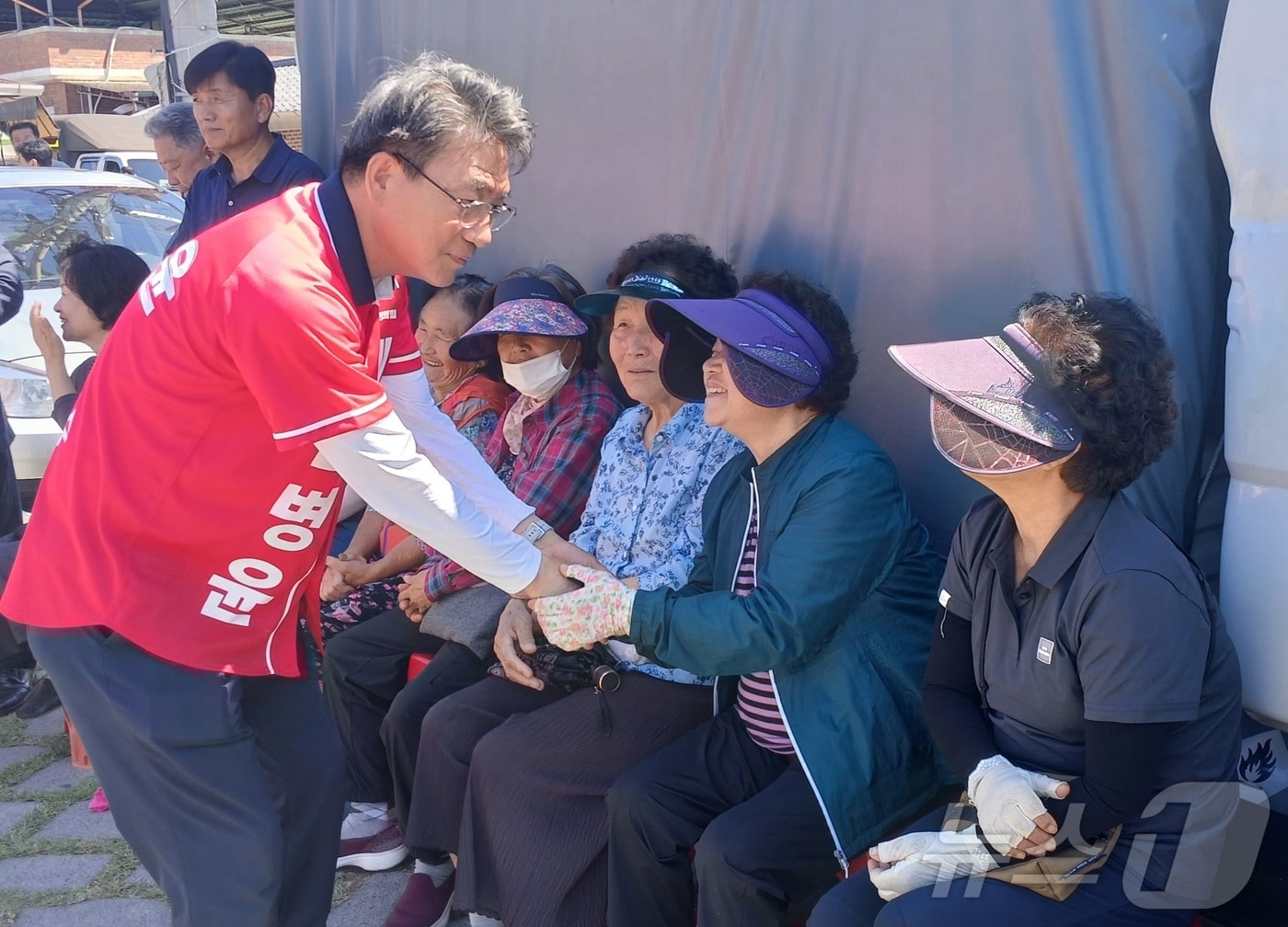 안병윤 국민의힘 예천군수 후보는 31일 호명 신도시 일원에서 유세를 열고 신도시와 원도심을 함께 살리는 균형발전 공약을 제시했다. /뉴스1