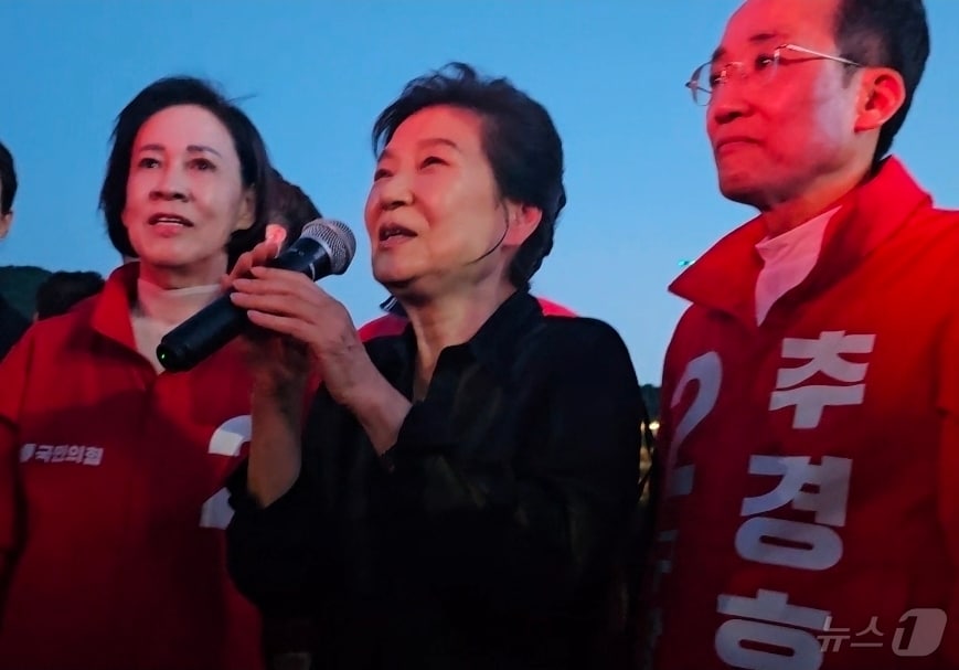 추경호 국민의힘 대구시장 후보 지원 유세에 나선 박근혜 전 대통령이 31일 오후 대구 수성못에서 취재진과 만나 수성못을 찾은 소회를 밝히고 있다. 2026.5.31 ⓒ 뉴스1 남승렬 기자