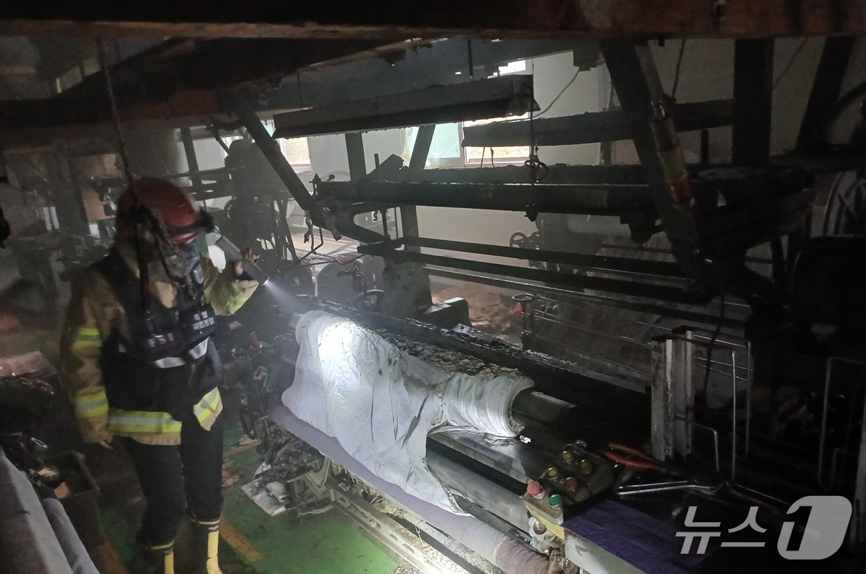 3일 오후 4시 19분쯤 불이 난 경북 칠곡군 지천면 창평리 한 섬유 제조공장에서 소방 대원이 진화가 끝난 현장을 수색하고 있다.(경북소방본부 제공. 재판매 및 DB 금지)2026.5.4/뉴스1