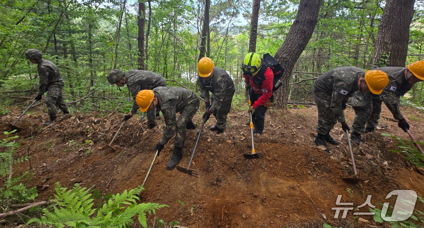 경북 울진에 있는 산림청 동해안 국가산불방지센터가 지난해 경북 동해안 대형 산불 이후 군 지원 병력에 대한 현장 맞춤형 산불 진화 실무교육을 실시 중이다.(국가산불방지센터 제공, 재판매 및 DB금지) 2026.5.4/뉴스1 