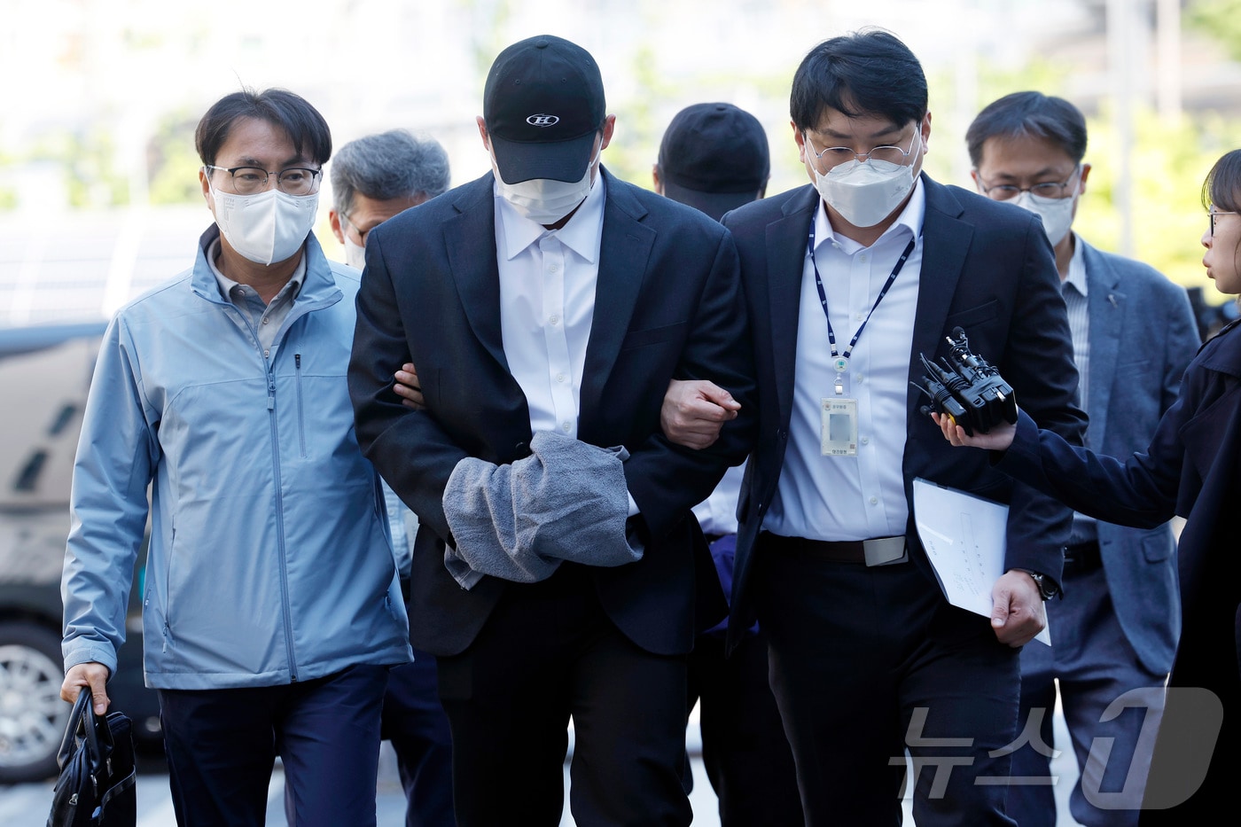고(故) 김창민 영화감독을 폭행해 숨지게 한 혐의를 받는 피의자 A 씨와 B 씨 2명이 4일 오전 경기도 남양주시 다산중앙로 의정부지법 남양주지원으로 구속 전 피의자 심문(영장실질심사)을 받기 위해 들어오고 있다. A 씨와 B 씨는 지난해 10월 20일 오전 1시께 발달장애 아들과 함께 경기 구리시 한 식당을 찾은 김 감독을 폭행해 숨지게 한 혐의다. 2026.5.4 ⓒ 뉴스1 박정호 기자