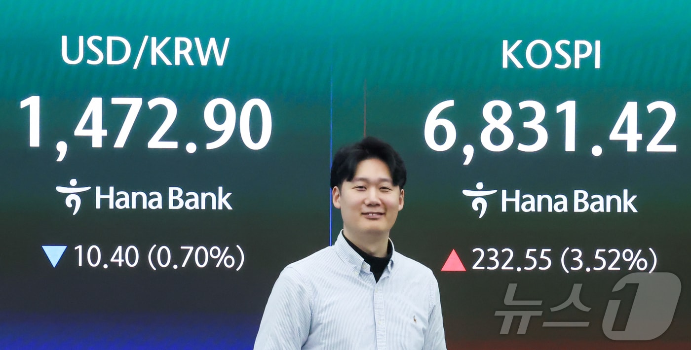 4일 서울 중구 하나은행 딜링룸 전광판에 코스피 지수와 원달러 환율이 표시돼 있다. 2026.5.4 ⓒ 뉴스1 이종수 인턴기자