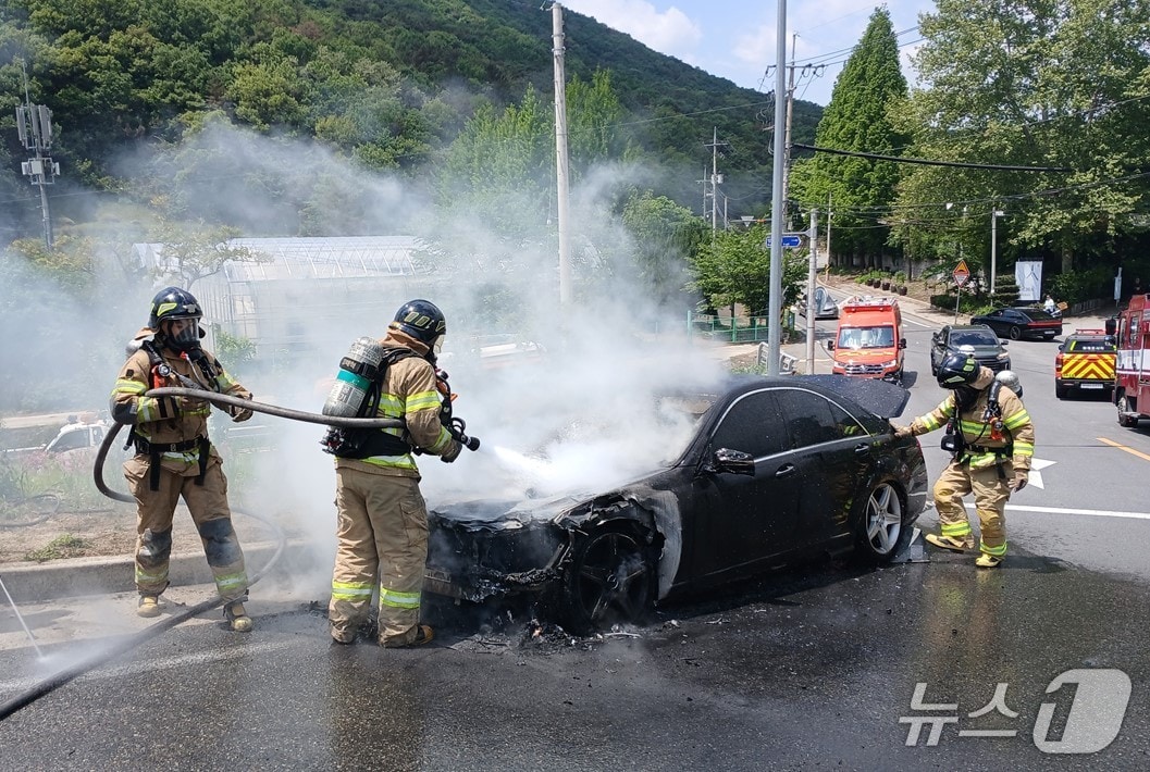 4일 낮 12시 11분쯤 경북 칠곡군 석적읍 망정리 망정1교차로에서 주행하던 승용차에서 불이 나 소방 대원들이 진화하고 있다.(경북소방본부 제공. 재판매 및 DB 금지)2026.5.4./뉴스1