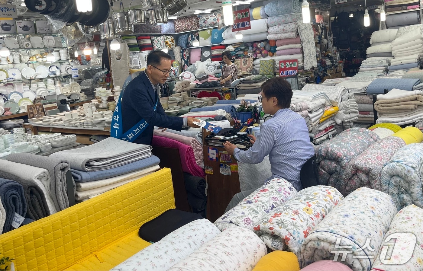 부산세관은 4일 부산 동구 진시장 일대에서 '원산지 표시 점검 및 홍보 캠페인'을 진행했다. (부산세관 제공. 재판매 및 DB금지)