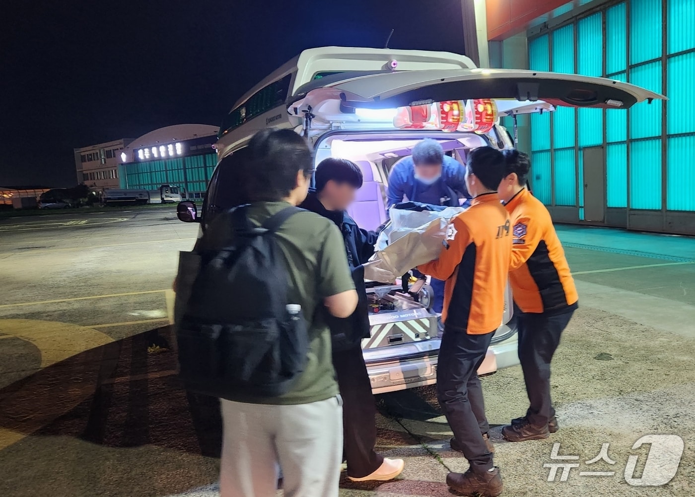 4월 23일 구급대원이 헬기로 이송준비를 하고있다.(소방청 제공)