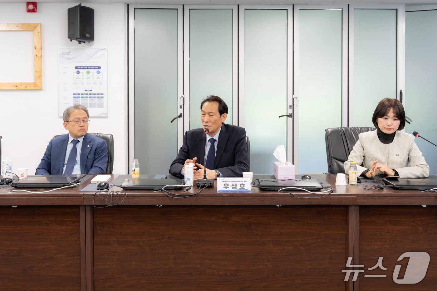 우상호 더불어민주당 강원특별자치도지사 예비후보와 전국대학노동조합 경인강원지역본부는 4일 상지대학교에서 간담회를 실시했다.(우상호 후보 측 제공. 재판매 및 DB금지)/뉴스1