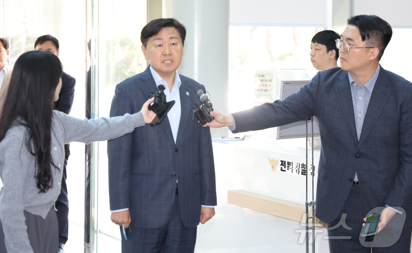 공직선거법 위반 혐의를 받는 김관영 전북도지사가 4일 전북 전주시 전북경찰청에서 현금 제공 혐의 조사를 위해 출석해 취재진의 질의에 답변을 하고 있다. 2026.5.4 ⓒ 뉴스1 유경석 기자